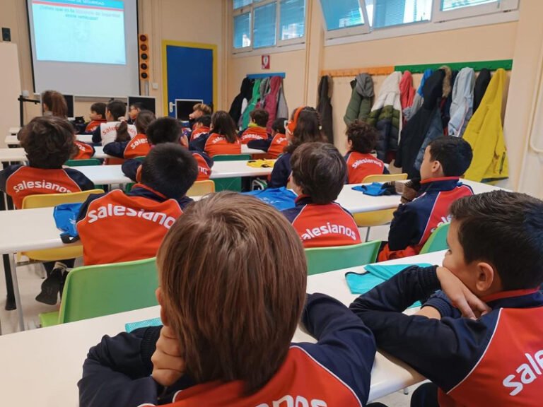 estudiantes aprendiendo sobre educacion vial