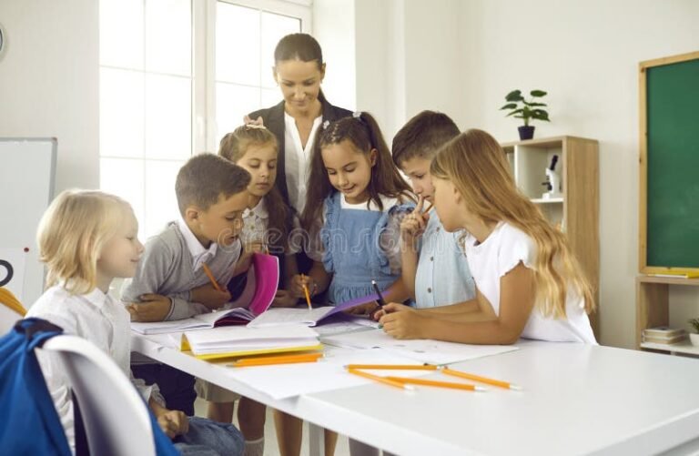 estudiantes felices en un aula moderna