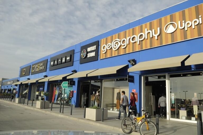 Qué tiendas y marcas encontrarás en los West Palm Beach Outlets 11 exterior de un outlet con tiendas variadas