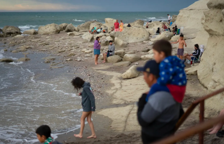 familia disfrutando en la playa las grutas