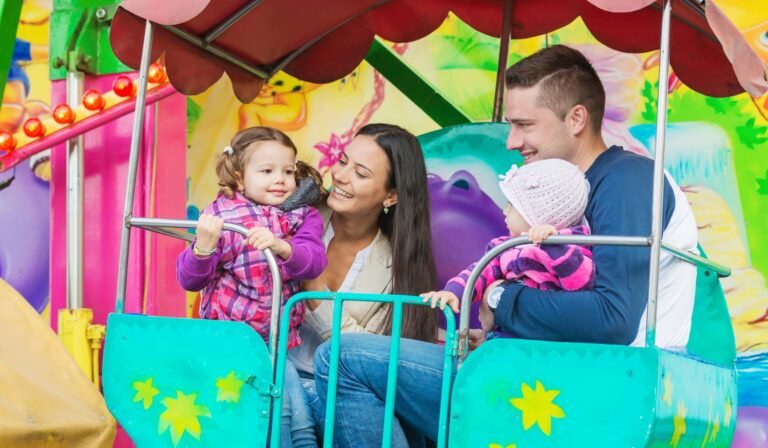 familia disfrutando en un parque de atracciones