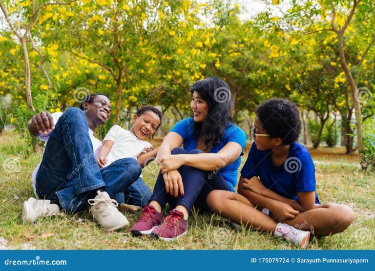 familia disfrutando en un parque verde