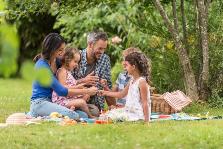 familia disfrutando un picnic al aire libre