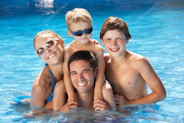 familia y amigos divirtiendose en la piscina