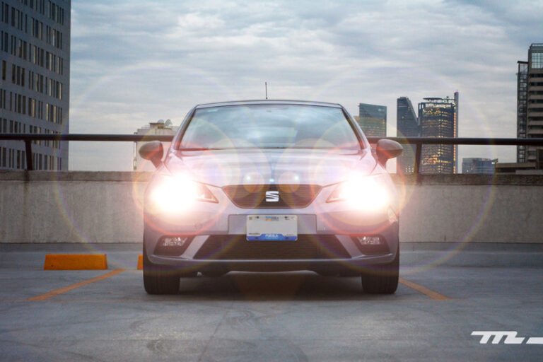 faros delanteros encendidos en un automovil