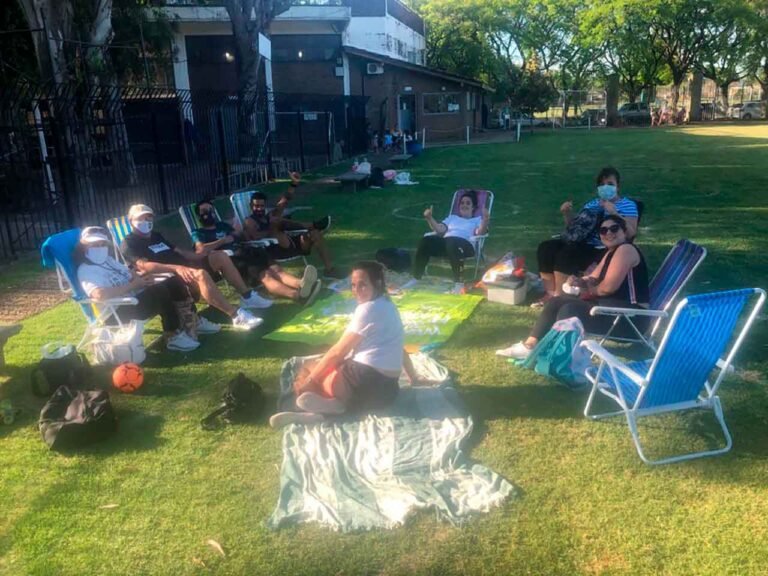 gente disfrutando actividades deportivas en club