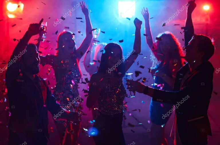 gente disfrutando en un club nocturno