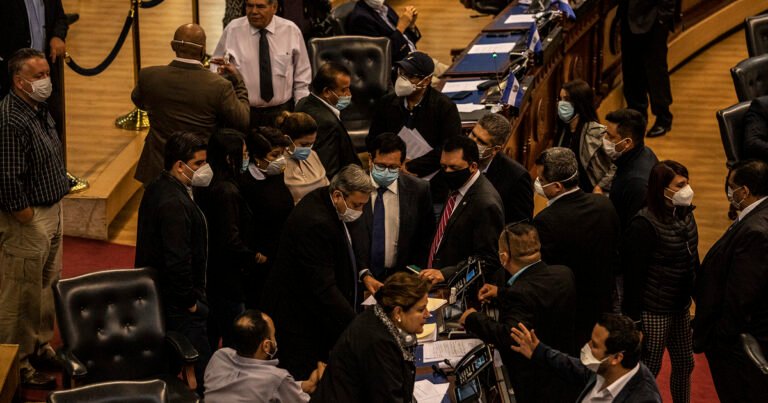 gente reunida discutiendo sobre leyes