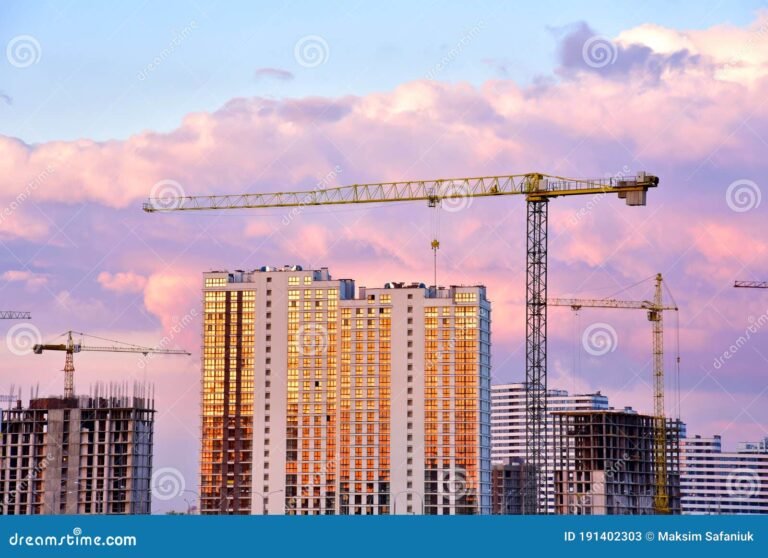 grua en accion con fondo urbano