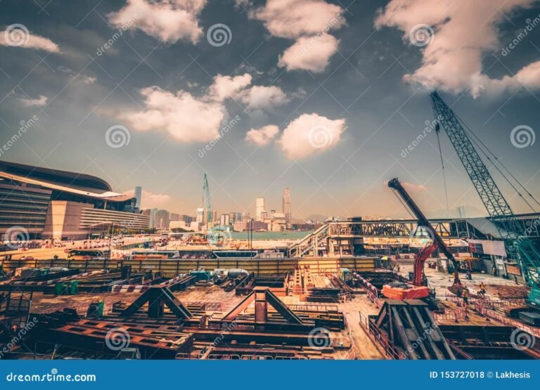 grua trabajando en un paisaje urbano