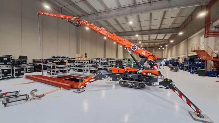 Qué servicios ofrece la Federación Patronal de Grúas en tu localidad 3 gruas en accion en entornos urbanos