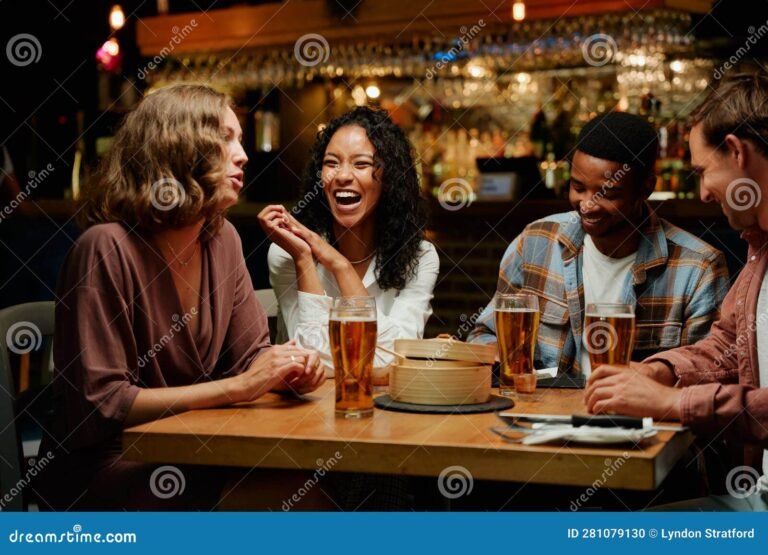 grupo de amigos riendo en un bar