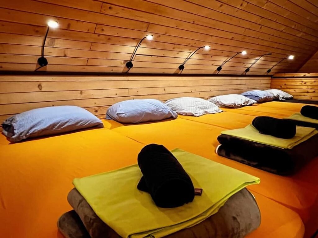 habitaciones confortables en albergue de montana