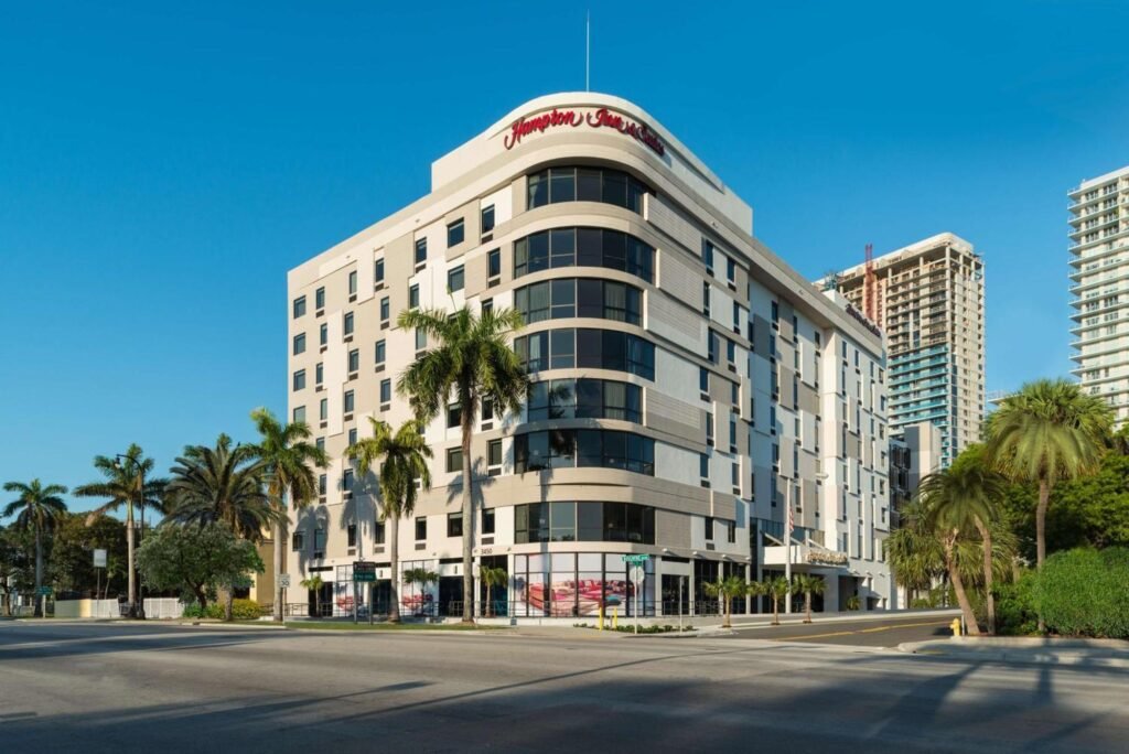 Dónde se encuentra el Hampton Inn en Miami Midtown y qué servicios ofrece