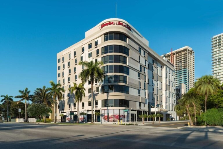 hampton inn miami midtown exterior moderno