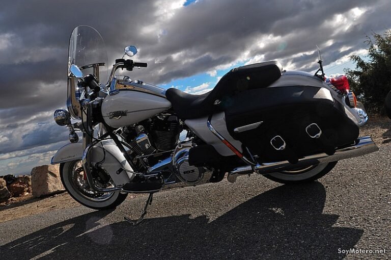 Qué características destacan en la Harley Davidson Road King 12 harley davidson road king en carretera abierta