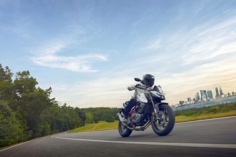 honda wave en una carretera panoramica