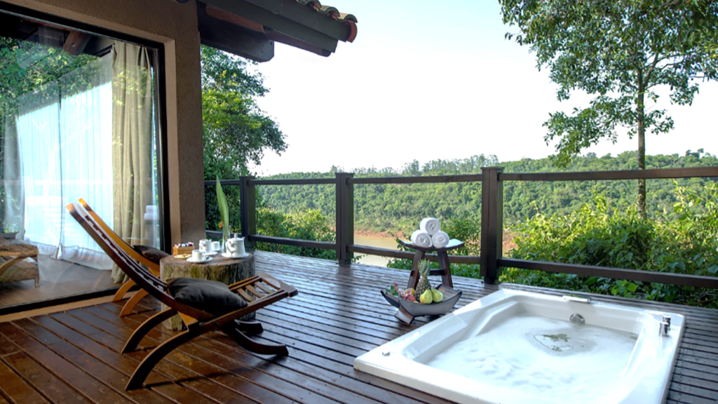 Qué servicios ofrece Marcopolo Suites Iguazú en Puerto Iguazú 1 hotel con vista a la selva misionera