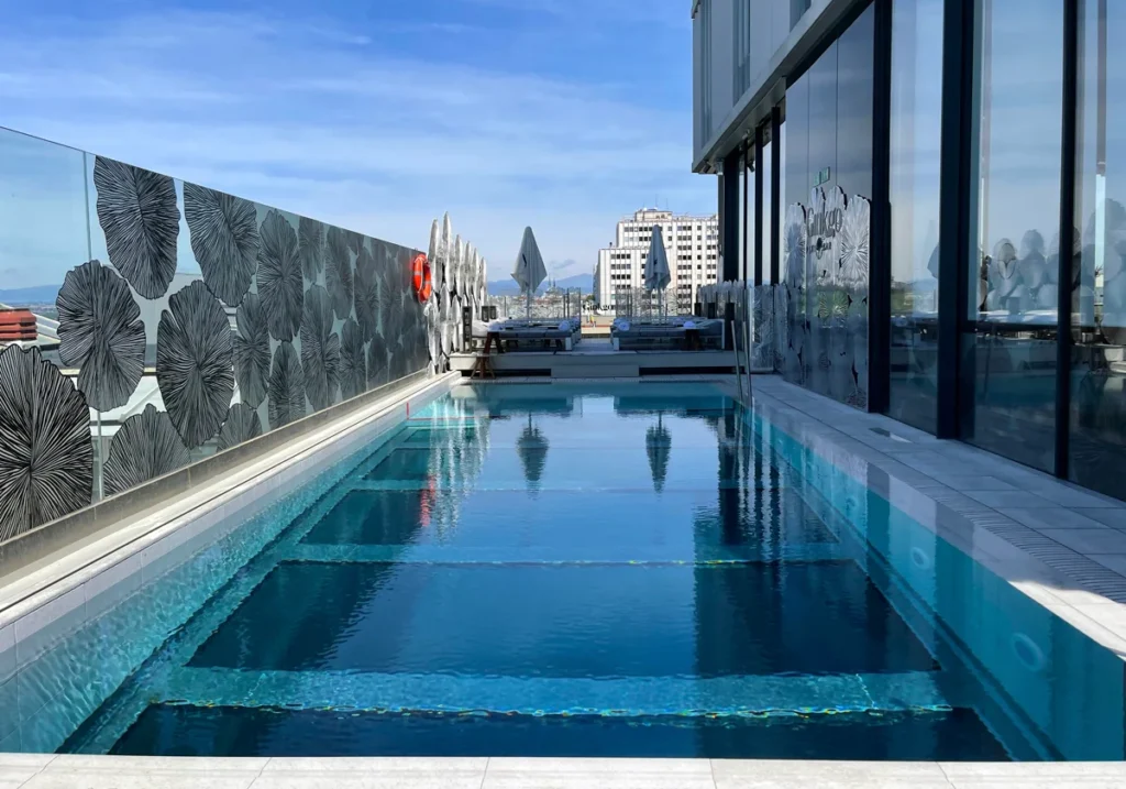 Qué servicios ofrece Tower Inn & Suites en San Rafael