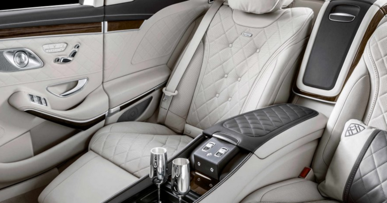 interior lujoso de un auto de alta gama