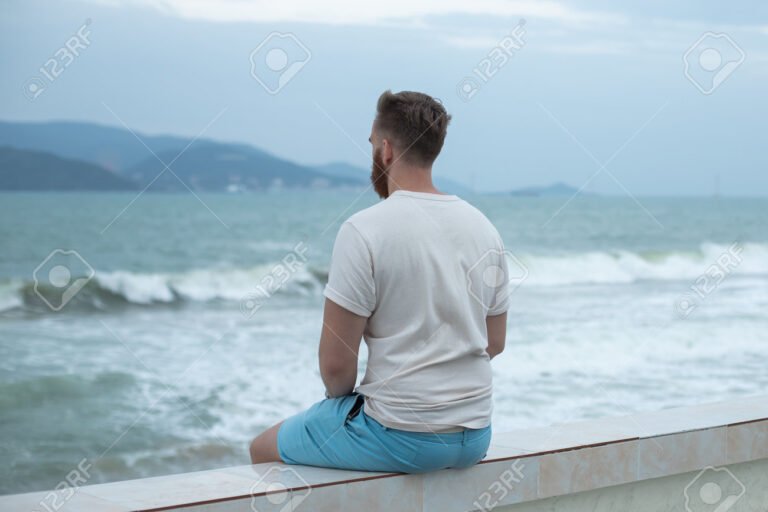 joven pensando en un entorno natural