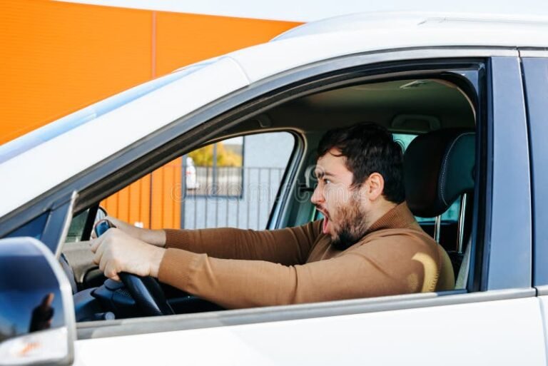 joven sosteniendo un volante en carretera
