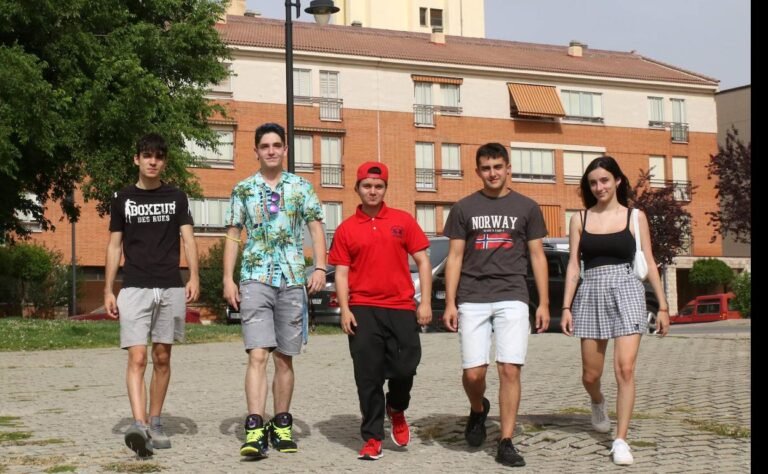 jovenes disfrutando en un barrio cerrado