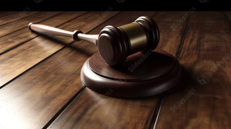 judicial gavel sobre un fondo de carretera