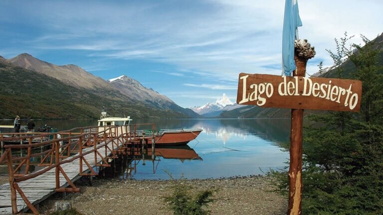 lago con actividades recreativas y naturaleza