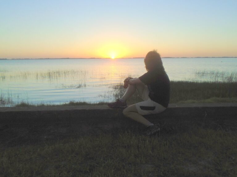 lago tranquilo al atardecer en chascomus