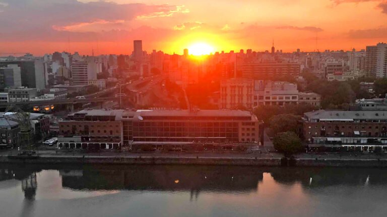 link towers en puerto madero al atardecer