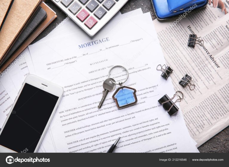 llave y contrato de alquiler en mesa