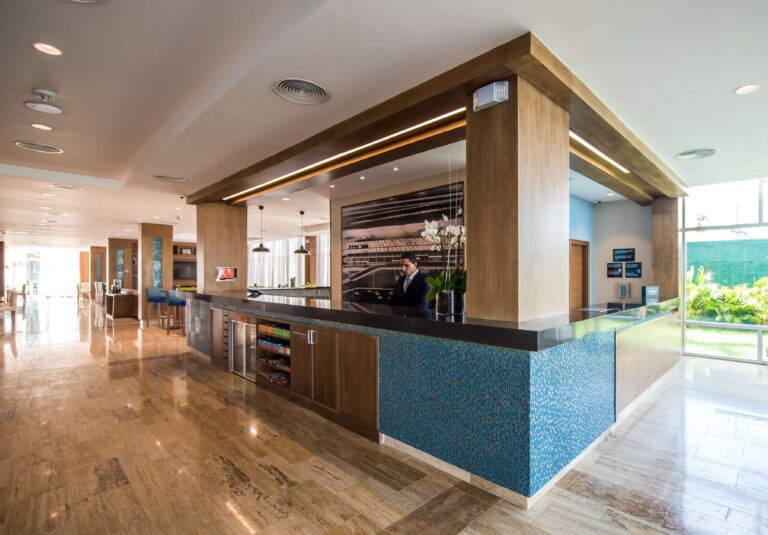 lobby moderno del hampton by hilton