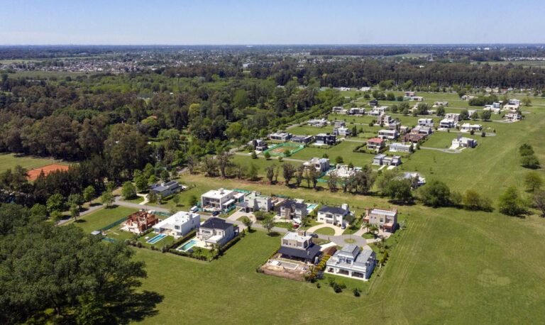 Qué opciones hay para comprar un lote en un barrio cerrado en Pilar 11 lote en barrio cerrado rodeado de naturaleza