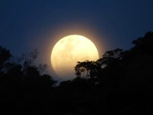 luna llena sobre el rio uruguay
