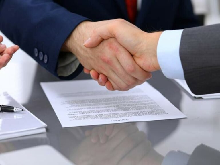 manos intercambiando documentos financieros