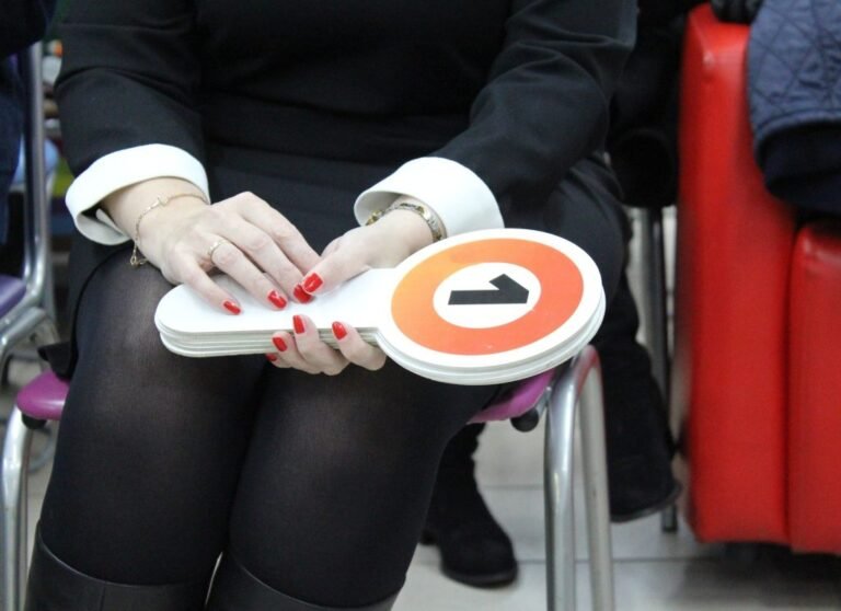 martillero en accion durante una subasta