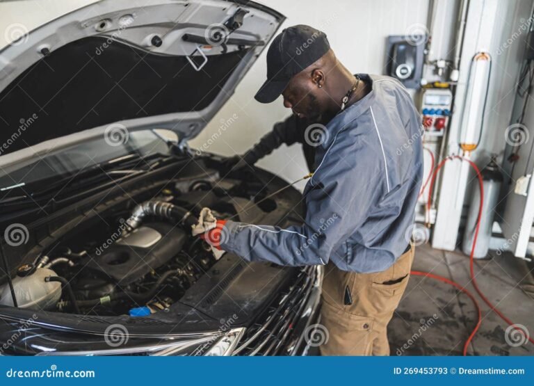 mecanico revisando un automovil en taller