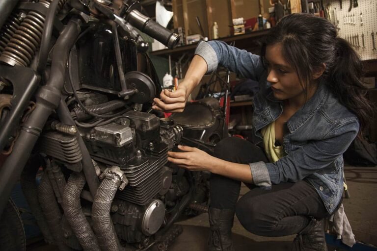 mecanico trabajando en taller de motos