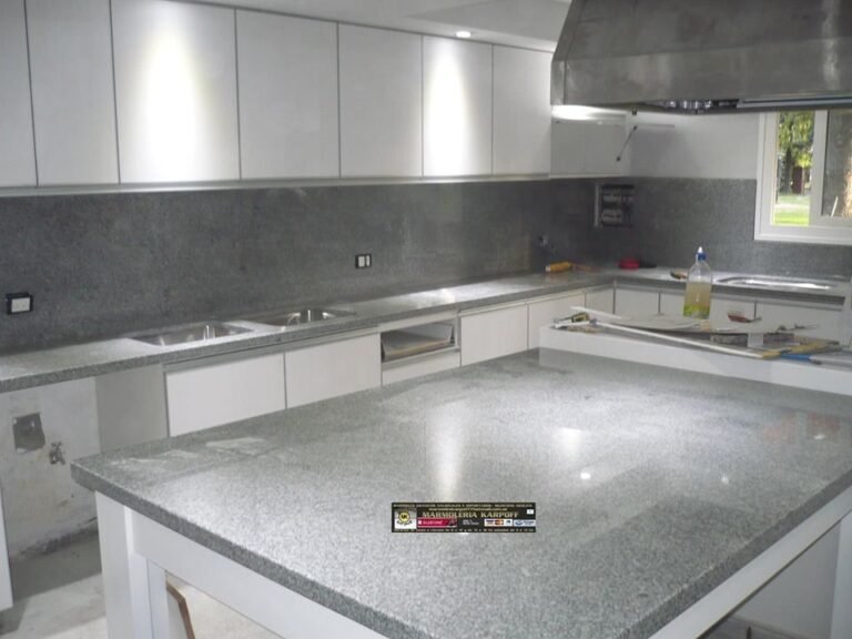 mesada de granito gris mara en cocina moderna
