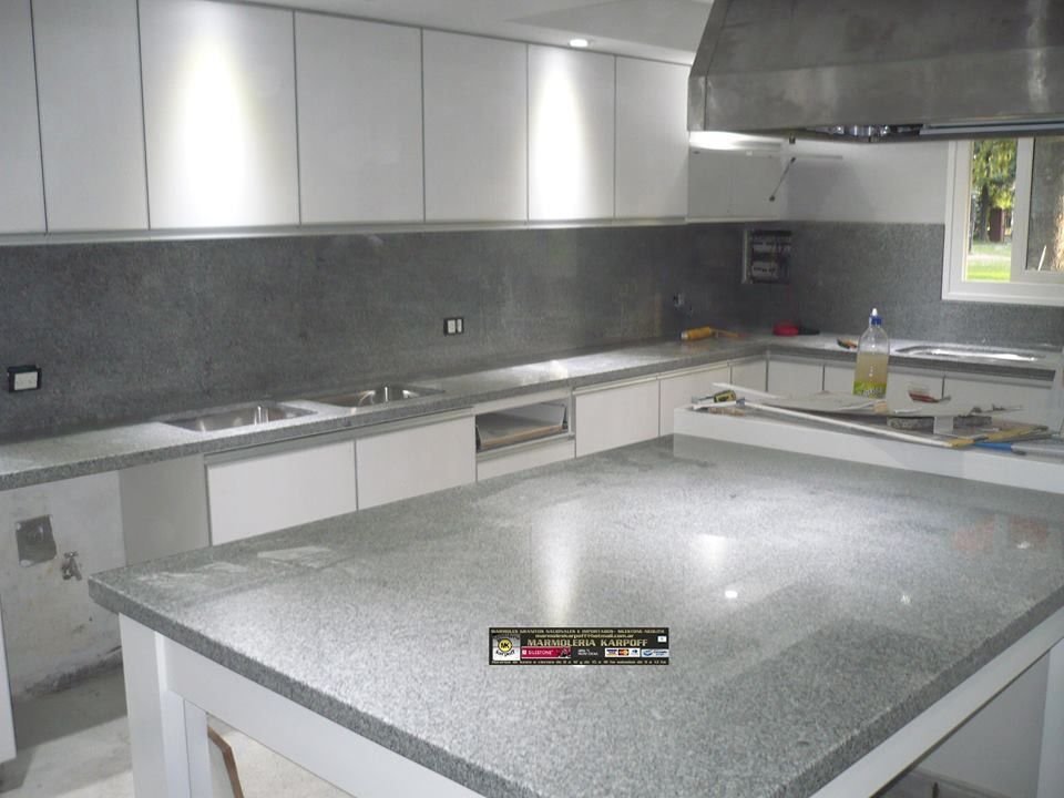 Qué características y ventajas ofrece la mesada de granito gris mara