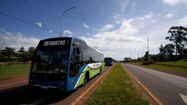 micro viajando por carretera hacia puerto iguazu