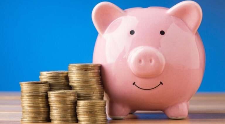 monedas y alcancia simbolizando ahorro