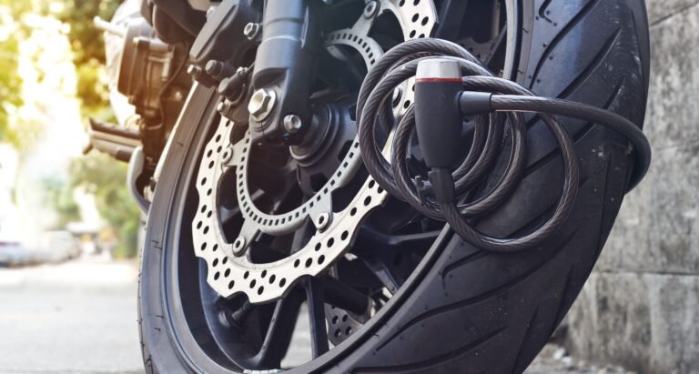 moto aparcada con candado y vigilancia