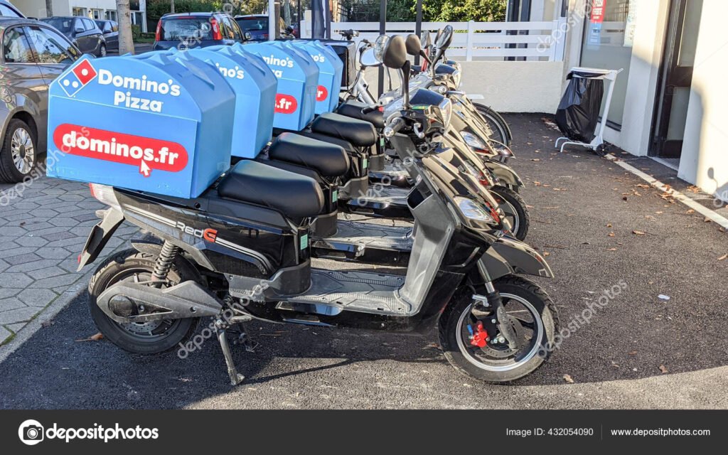 moto aparcada con letrero de alquiler