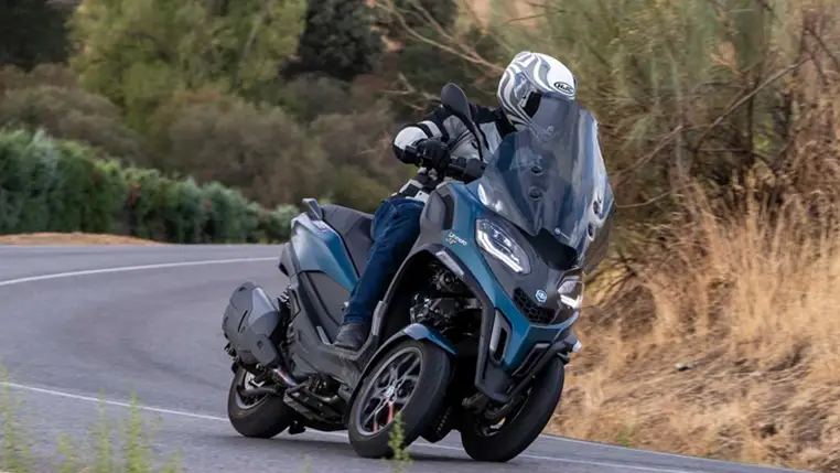 Qué ventajas ofrece una moto con dos ruedas delanteras