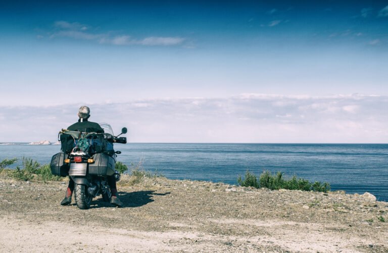 Cómo alquilar una moto en la Costa Amalfitana fácilmente 10 moto en la costa con paisaje mediterraneo