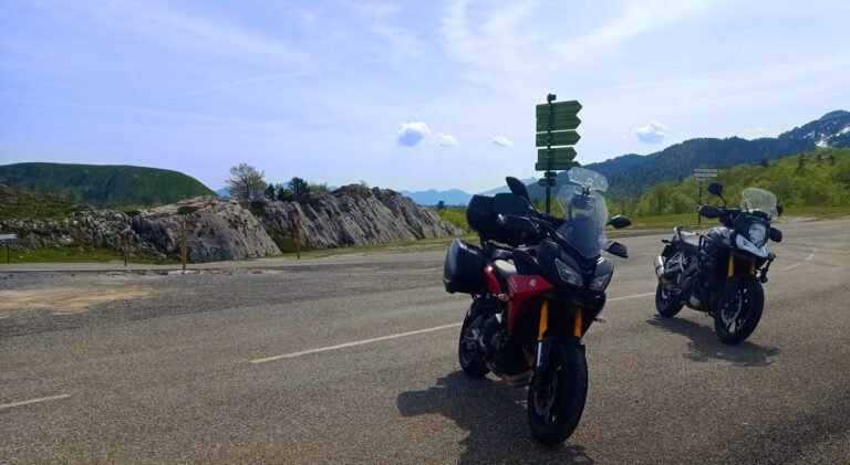 moto en ruta con paisajes impresionantes