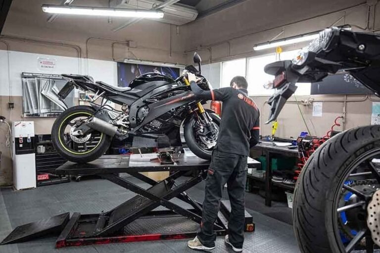 moto en un taller de mecanica