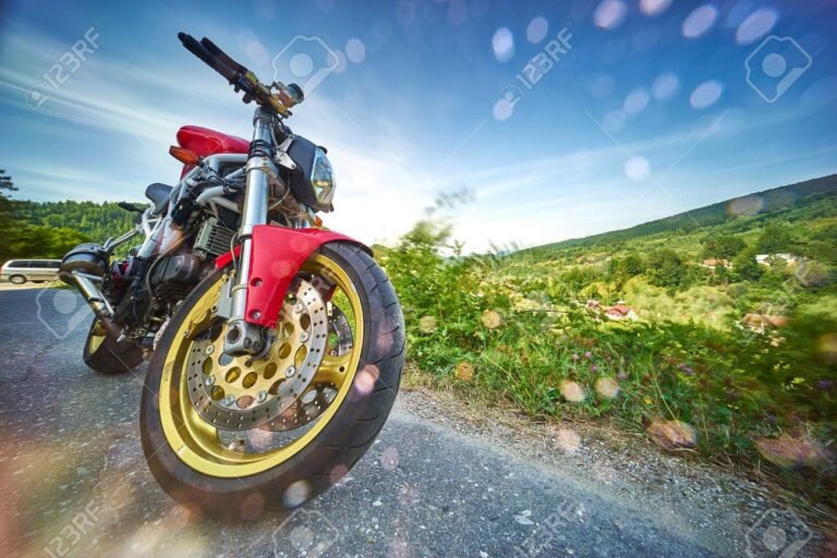 moto en una carretera con paisaje